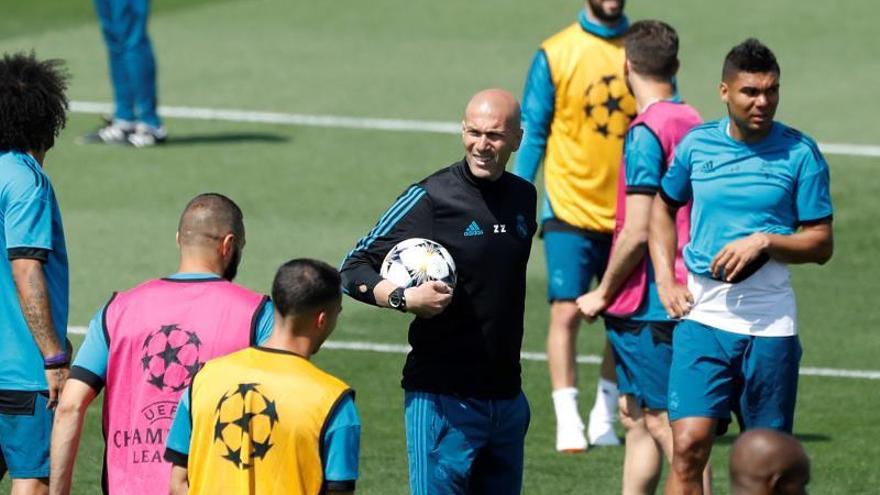 Zidane luce plantilla en un entrenamiento multitudinario