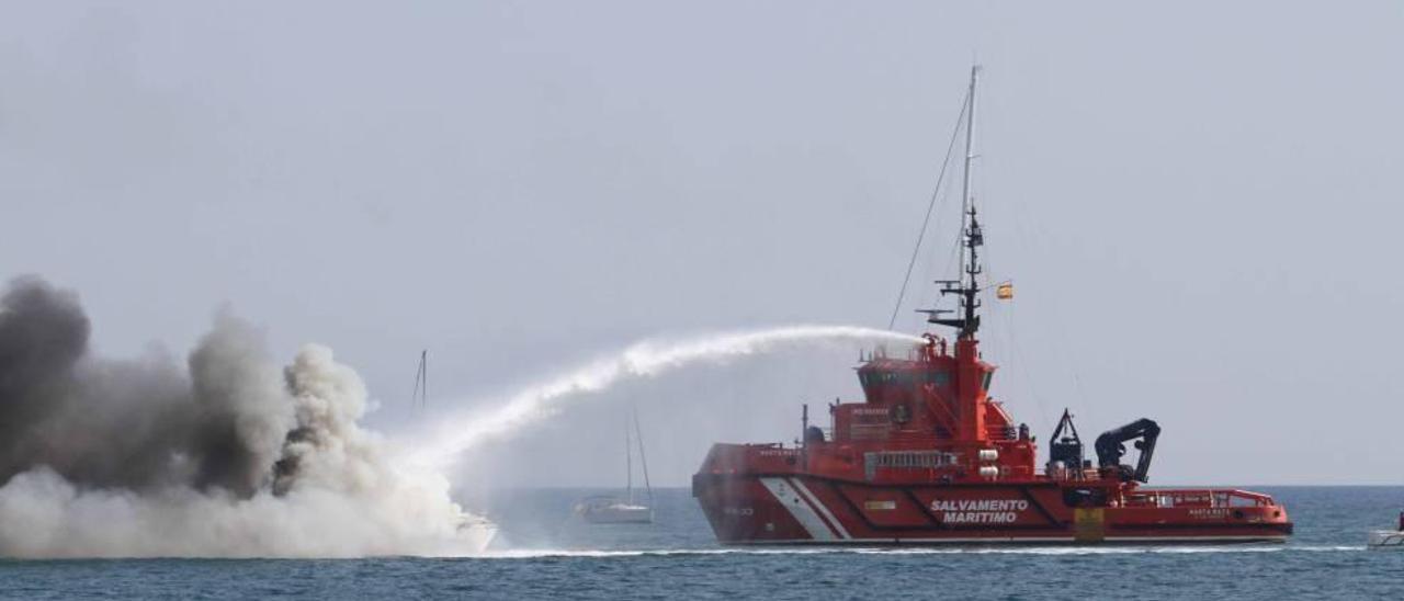 La embarcación de Salvamento Marítimo ´Marta Mata´ sofoca un incendio en una lancha en la Bahía de Palma.