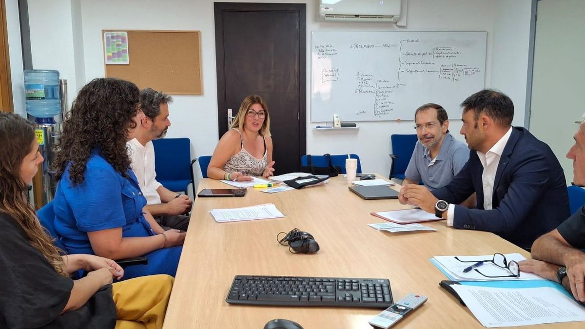 Representantes de la asociación Hiru Hamabi con su presidenta Edurne Otero (centro) y Laura Grimalt (primera por la izquierda) con el subdirector de Humanización, Atención al usuario y formación del IBSALUT, Gabriel Rojo.
