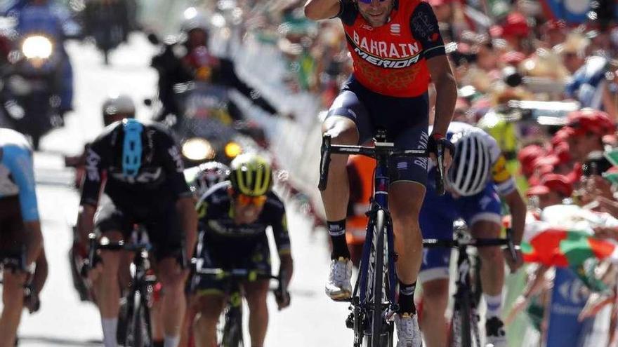 Nibali hace su gesto de &quot;tiburón&quot; para festejar su triunfo en la etapa de ayer. // Javier Lizón