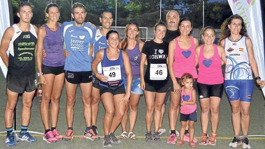 Algunos de los participantes, ayer tras la carrera en Sant Jordi.