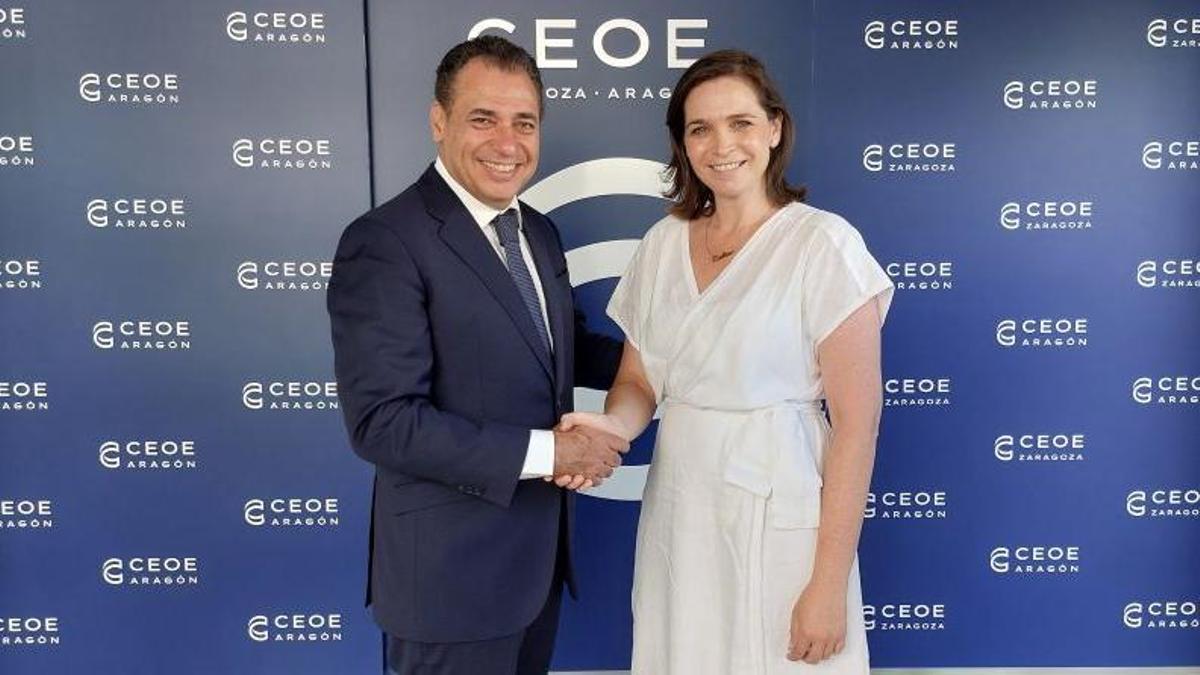 El presidente de CEOE Aragón, Benito Tesier, y la nueva directora de Comunicación de la patronal, Celia Soria.