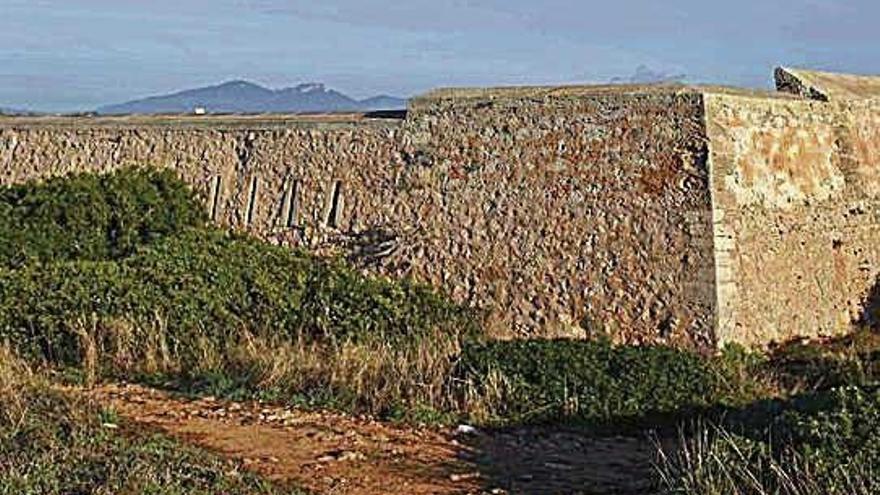 La catalogada fortificación se ubica en Cala Llonga.