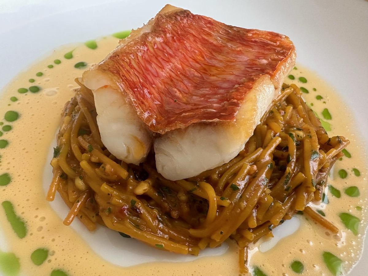 Fideuá de all i pebre con salmonete