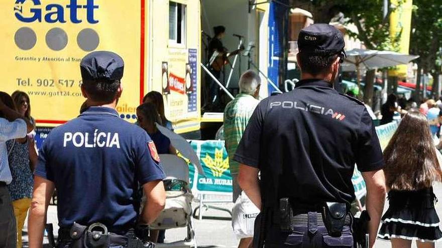 Agentes de la Policía Nacional en Zamora. Foto L. O. Z.