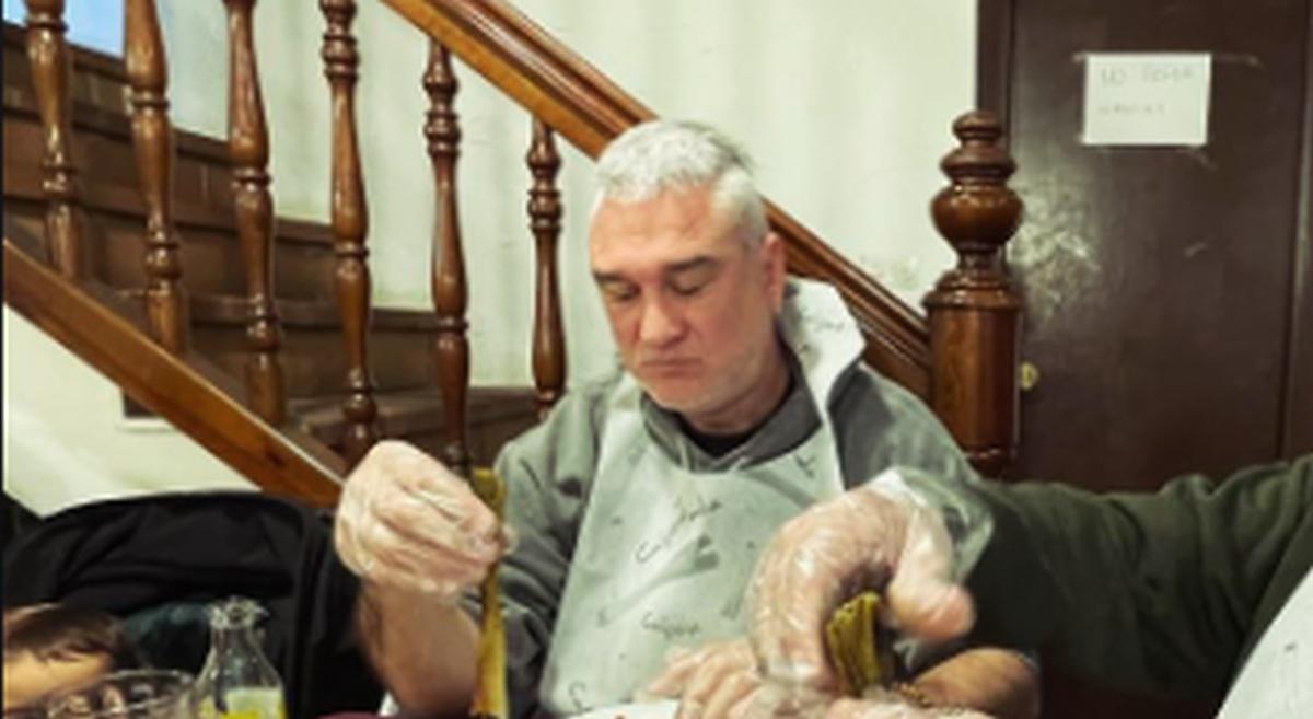 Kase.O comiendo calçots por su cumpleaños.