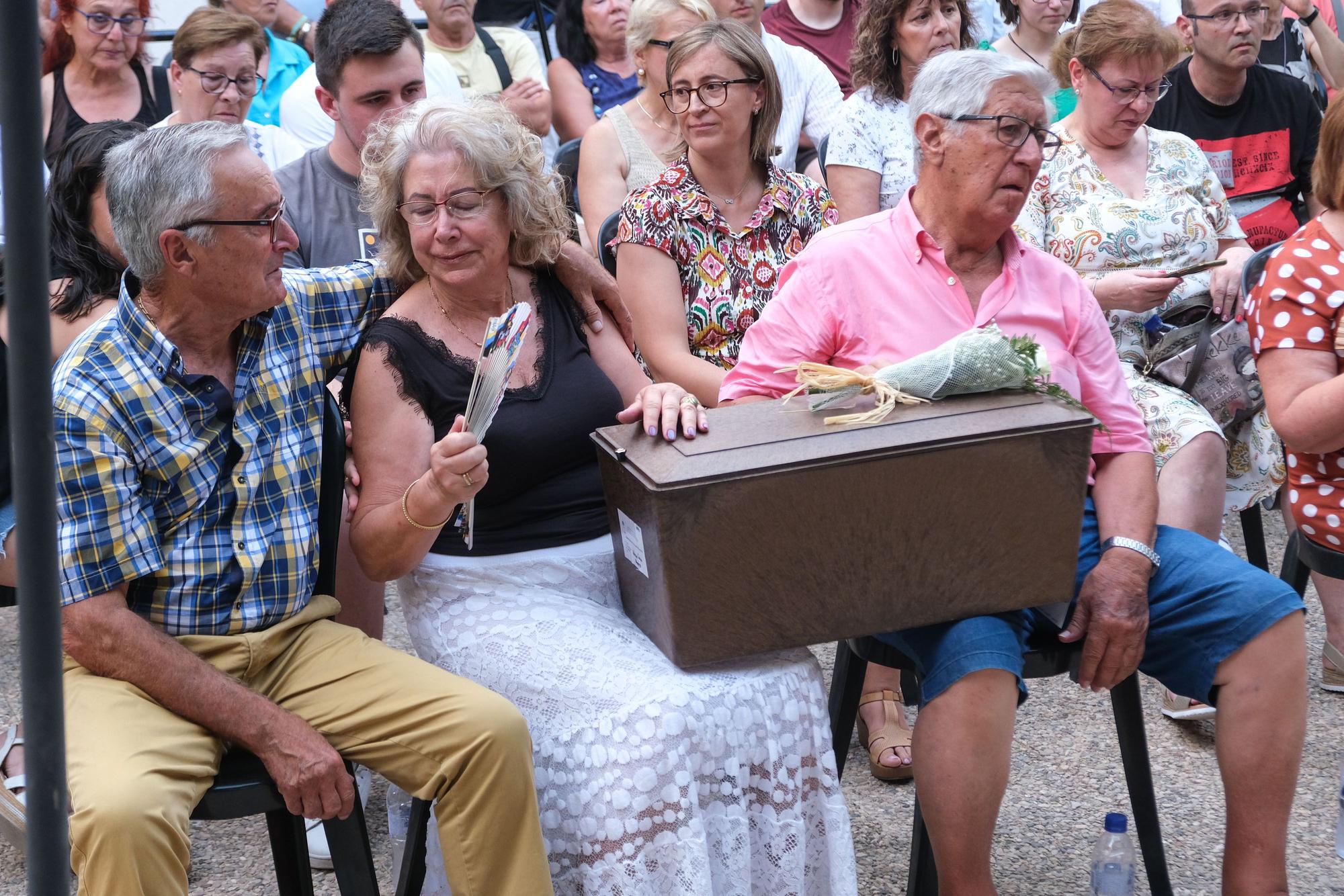 Así ha sido el emotivo acto de entrega de los restos exhumados de fusilados del franquismo a sus familiares en Aspe