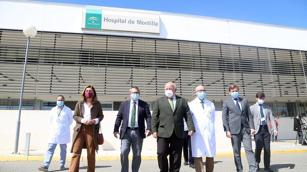 El consejero Jesús Aguirre, con autoridades sanitarias y del hospital de Montilla