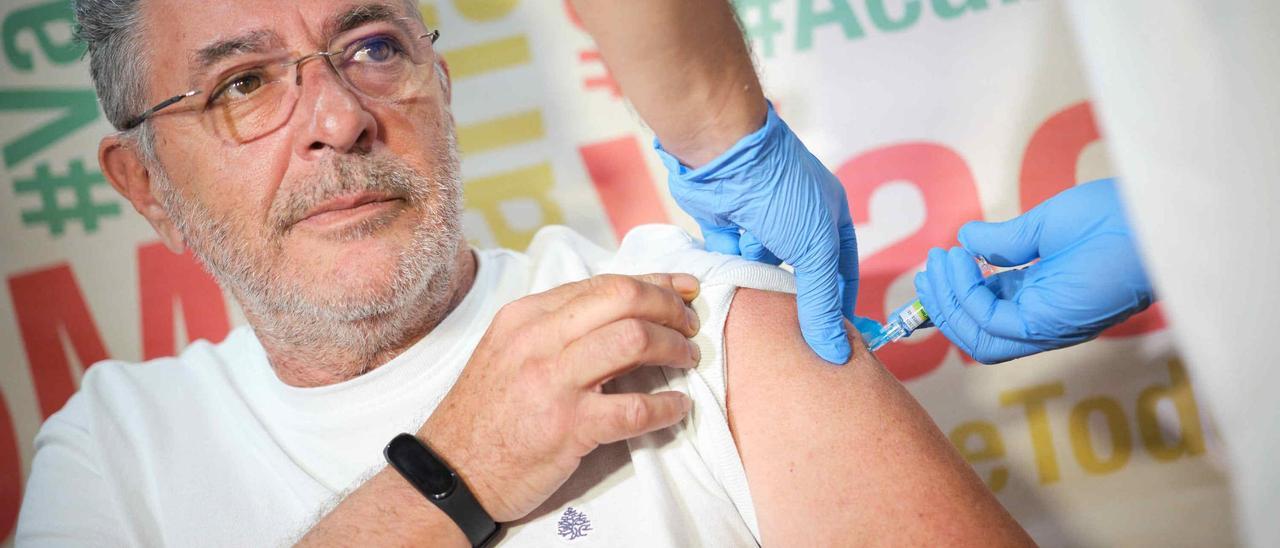 Un hombre se vacuna contra la gripe en Canarias.