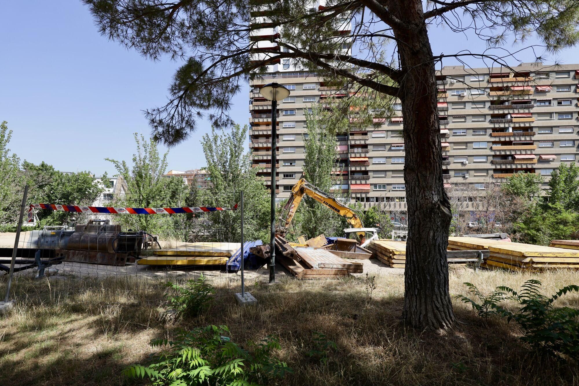 En imágenes | Las obras en el Huerva provocan cortes en el tráfico en Camino Las Torres