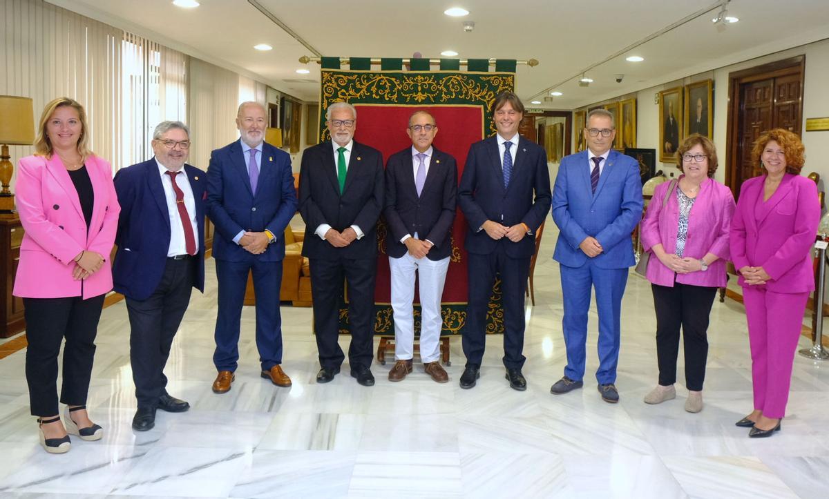 Jesús Maeztu, el Defensor del Pueblo Andaluz, homenajeado este miércoles por la Universidad de Sevilla, acompañado por autoridades académicas