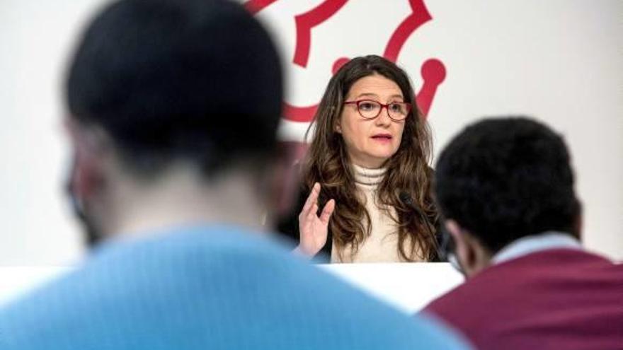 La vicepresidenta en rueda de prensa ayer tras el pleno.