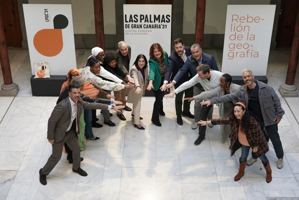 De izquierda a derecha, David Suárez, Elsa Guerra, Aglahum Alamín, Fares Micue, Soda Diakhaté, Jacqueline Koumatse, Rafael de Juan Miñón, Carolina Darias, Jimena Delgado, Josué Íñiguez, Ignacio Guerra de la Torre, Vicente Díaz, Leticia Esuba, Carlos Vargas y Noelia Rochas.
