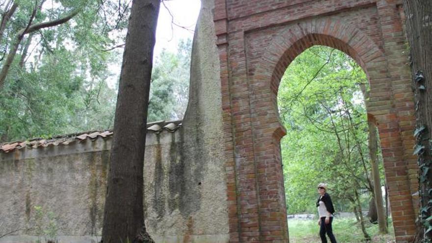 Una turista observa las ruinas del cementerio musulmán de Barcia.