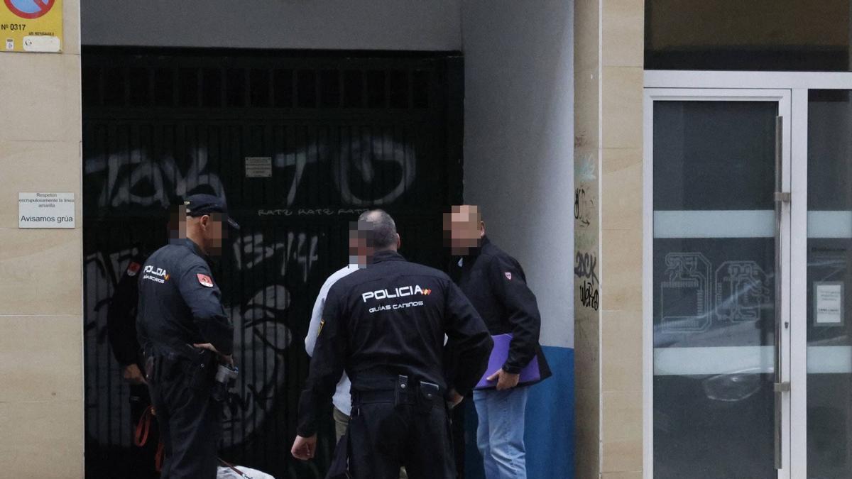 VÍDEO: Guías caninos, agentes de la secreta y expectación vecinal: espectacular redada policial contra el tráfico de armas en Gijón