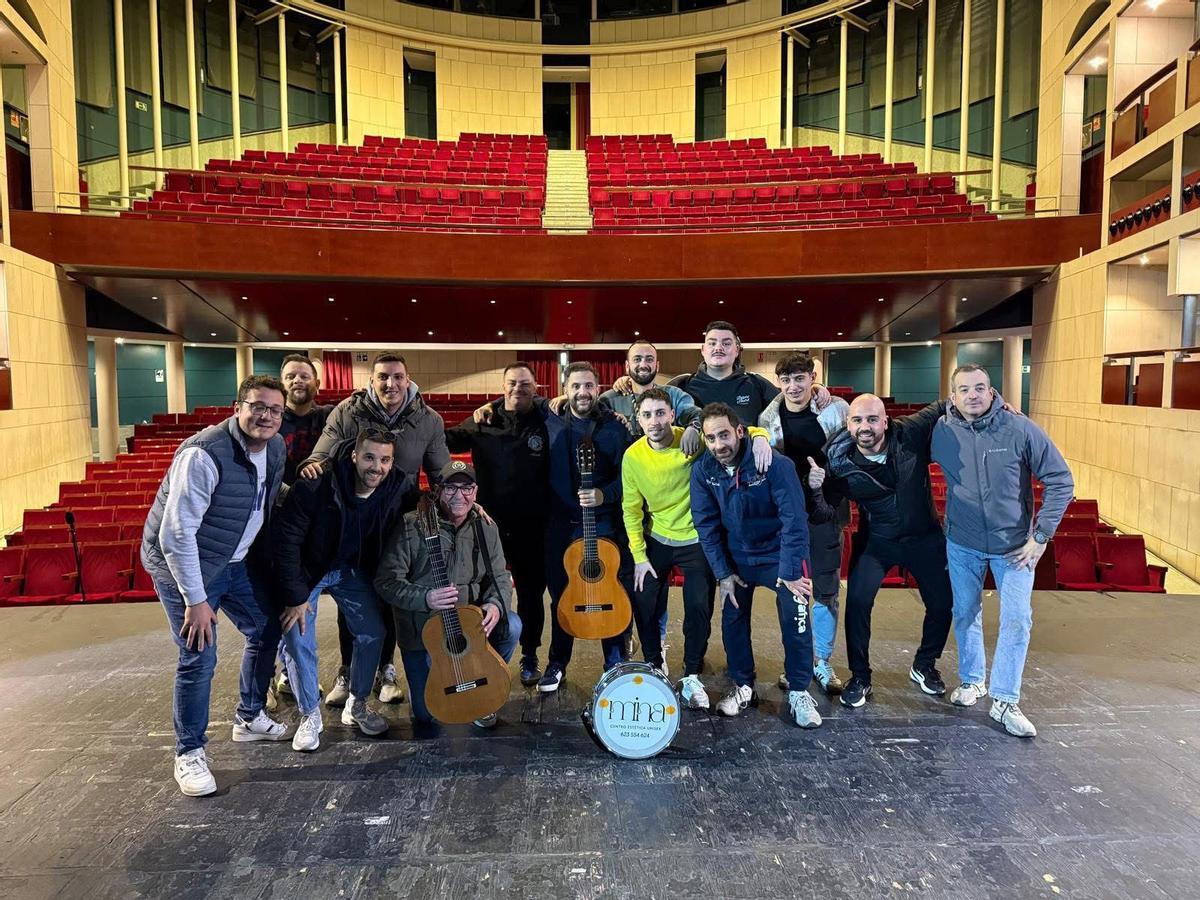 La murga Sa Tersiao en uno de los últimos ensayos en el teatro López de Ayala.