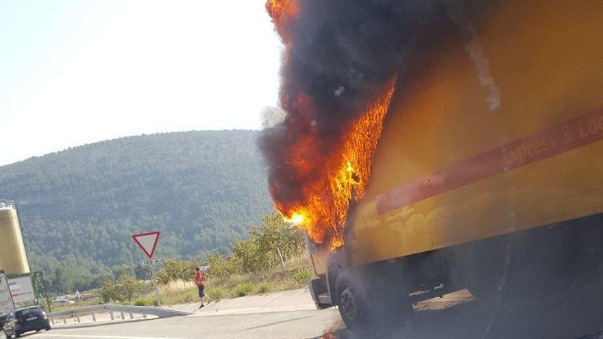 Un camión arde en la autovía a la altura de la salida de Alcoy