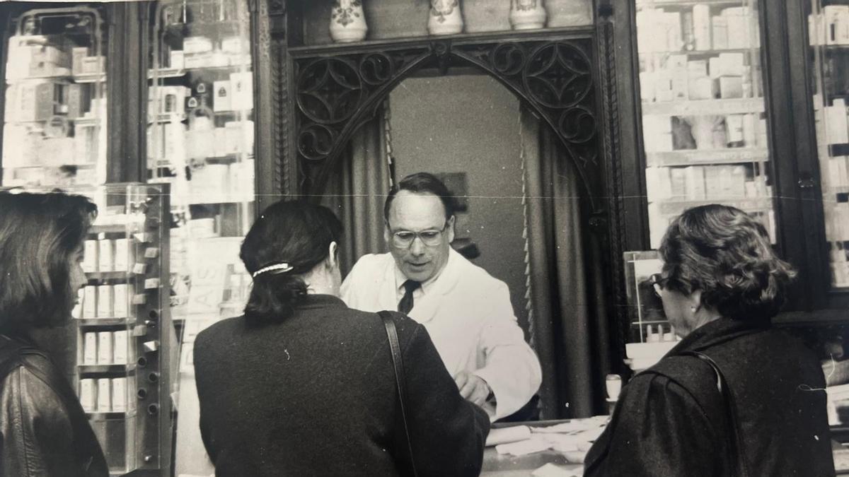 Una imagen del interior de la farmacia Castel.