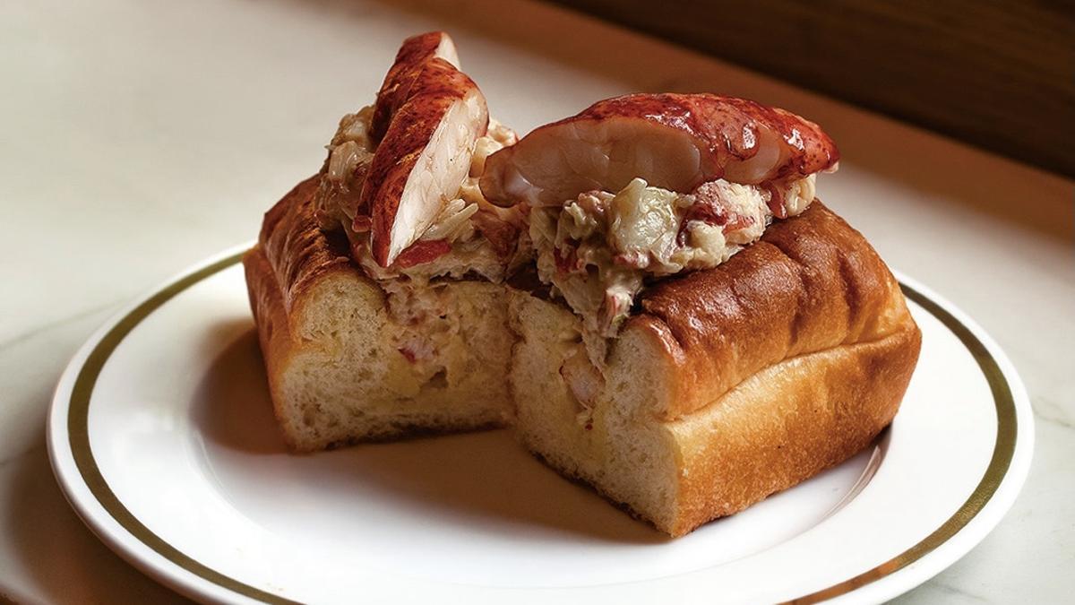 Un bocadillo tremendo: el 'lobster roll' en 'brioche' de Bar Manero (Madrid).