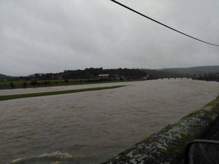 El río Aliste se desborda