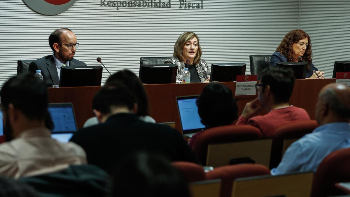 a presidenta de la Airef, Cristina Herrero , acompañada por el director de la División de Análisis Presupuestario, Ignacio Fernández-Huertas Moraga, y por la directora de la División de Análisis Económico, Esther Gordo.