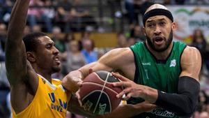 El pívot del Joventut Jerome Jordan lucha con el base del UCAM Murcia Charlon Kloof.