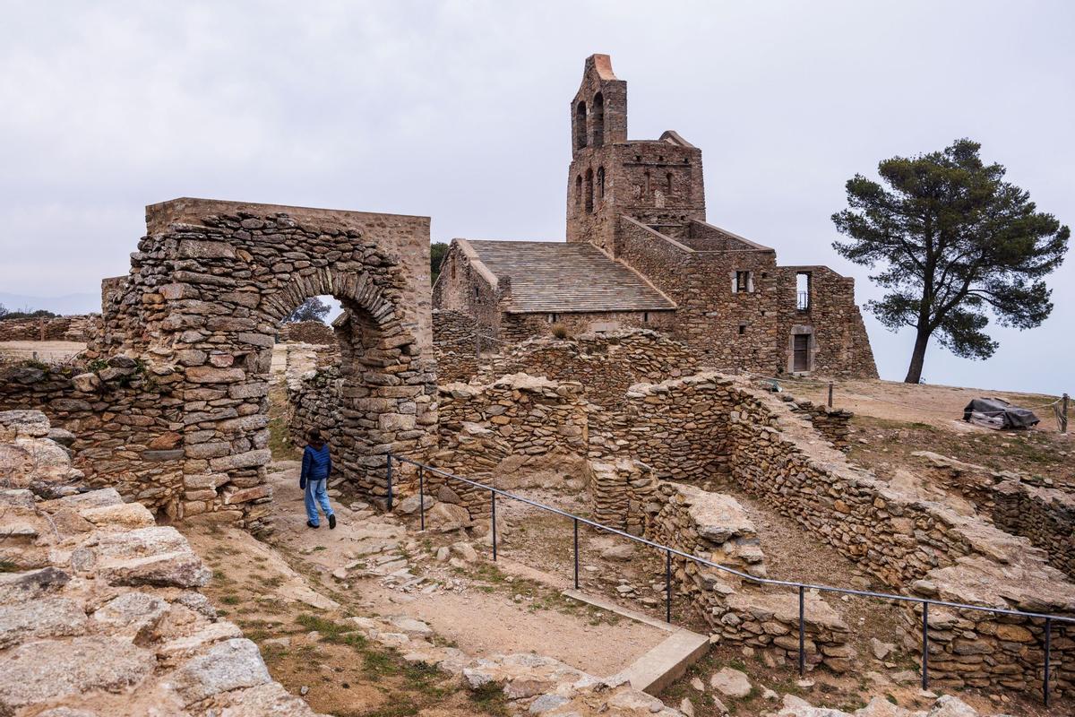 El poble de Santa Creu de Rodes es va formar a partir de la segona meitat del segle XII entorn l’església.