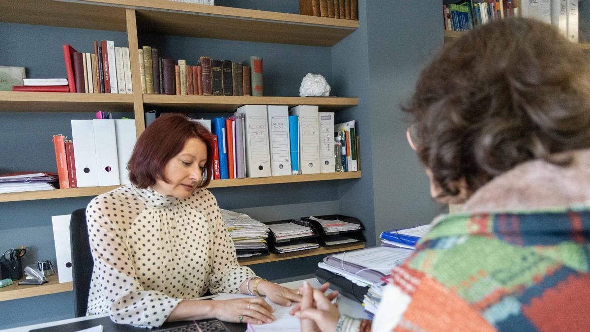 Isabel Rodríguez, fundadora de Adetio, atendiendo a una clienta en su oficina.