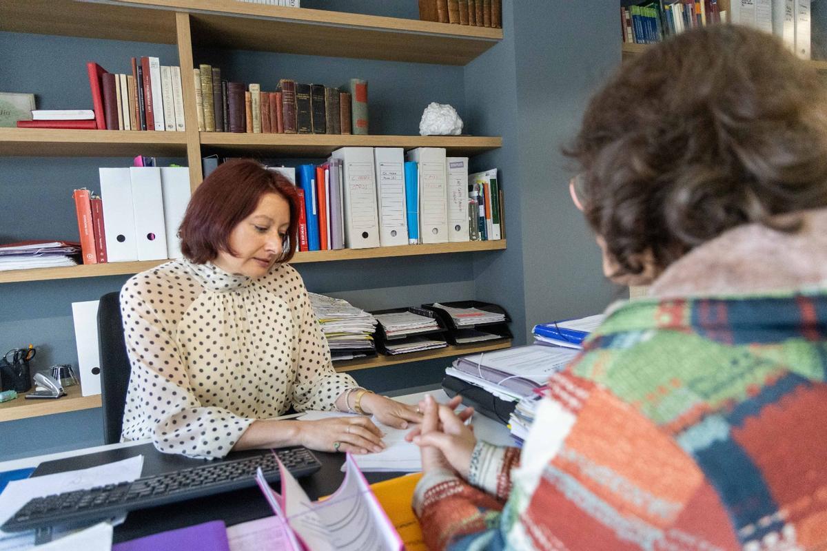 Isabel Rodríguez, fundadora de Adetio, atendiendo a una clienta en su oficina.