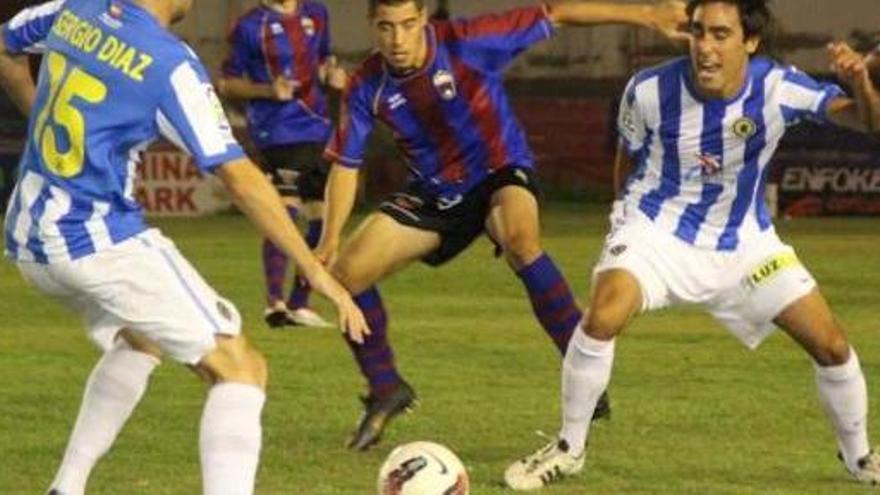 Sergio Díaz y Escassi pelean un balón anoche en Elda.