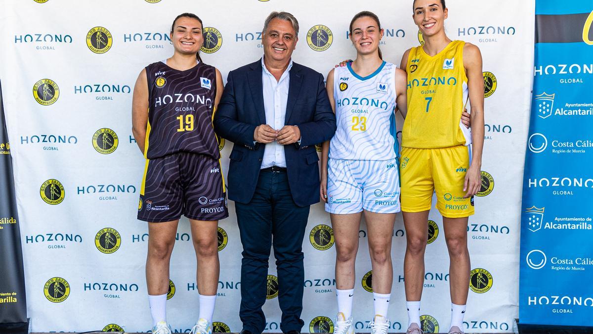 Ale Sánchez, Claudia Contell y Belén Arrojo, con las tres camisetas del club