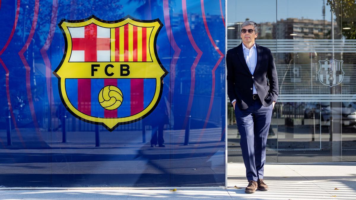 Jordi Llauradó posa en las puertas de las oficinas del Barça.