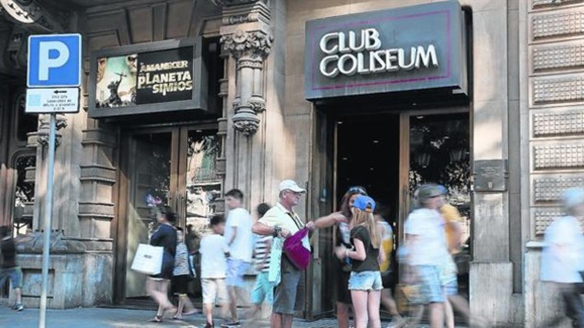 La fachada del cine Club Coliseum, en la Rambla de Catalunya, entre Gran Via y Diputació, ayer.