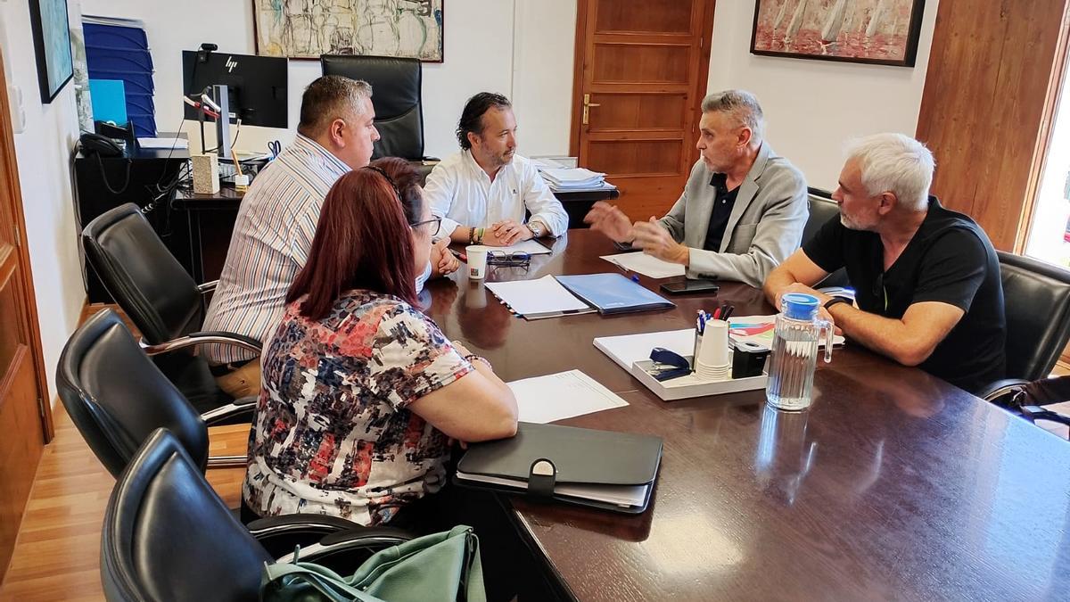 El conseller Fernado Rubio y el presidente de Aevab, Ramón Reus, entre otros, en la sede insular de Territorio y Movilidad, este viernes, en Palma.