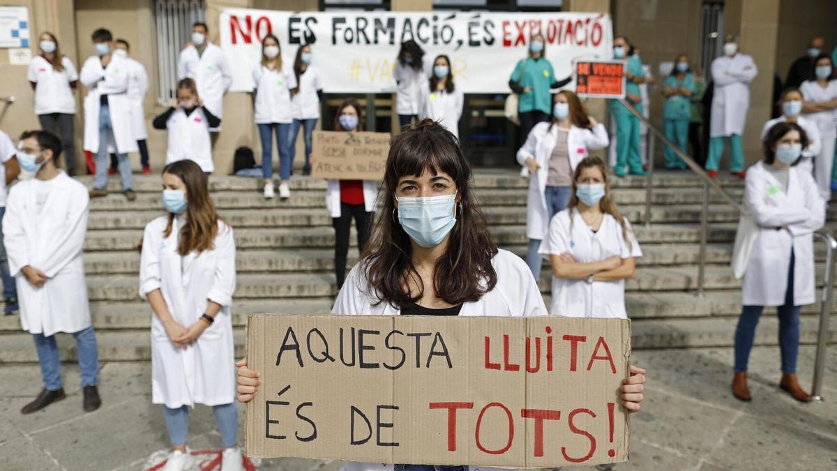 AnioL Resclosa. Hospital Trueta Girona. Vaga metges mir per reclamar una millora dels seus drets. SANITAT. MANIFESTACIO DELS METGES RESIDENTS. CONCENTRACIO MIR GIRONINS PER RECLAMAR UNA MILLORA DELS SEUS DRETS