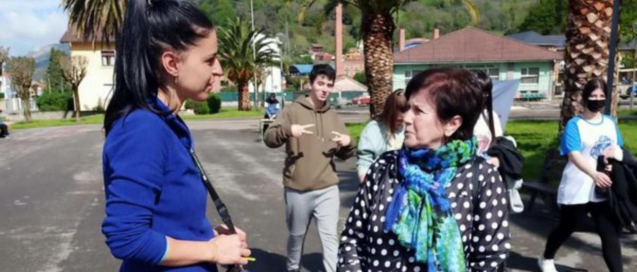 Arriba, alumnos y profesores posan tras la actividad. En el círculo, Cristina Sánchez y Ángeles Peláez charlan en el parque. | D. O.