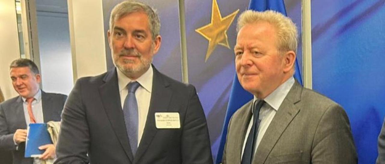 El presidente Fernando Clavijo, con el comisario europeo Janusz Wojciechowski este abril.