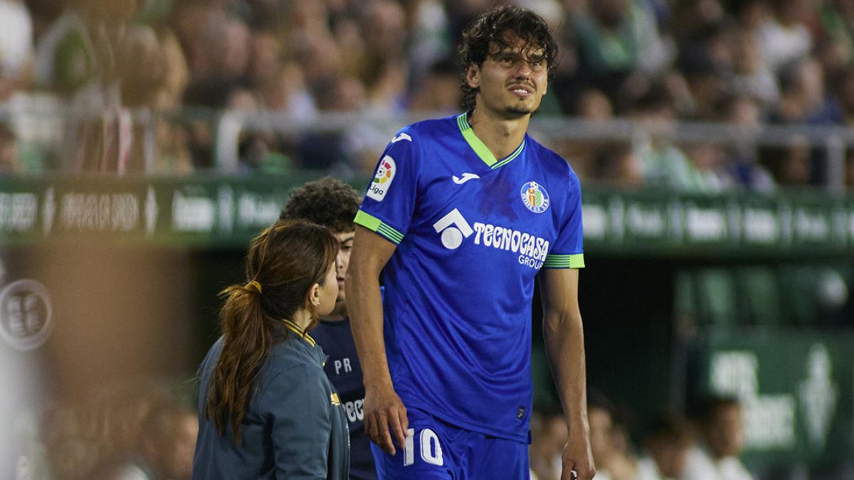 Enes Ünal, momentos después de su lesión de rodilla