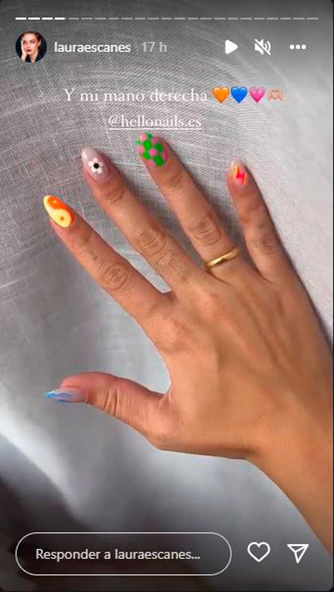 Laura Escanes enseña sus uñas y... ¿Tatuaje borrado?