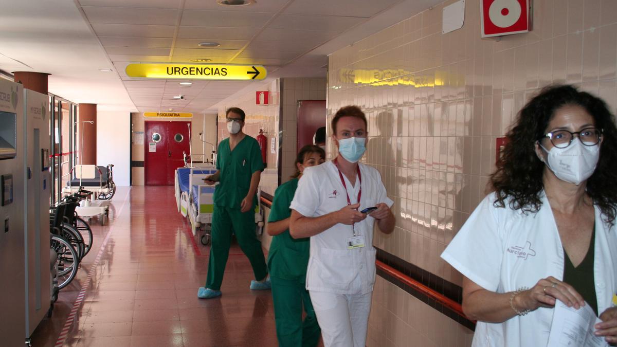 Facultativos y enfermeros en uno de los pasillos del Hospital Rafael Méndez.