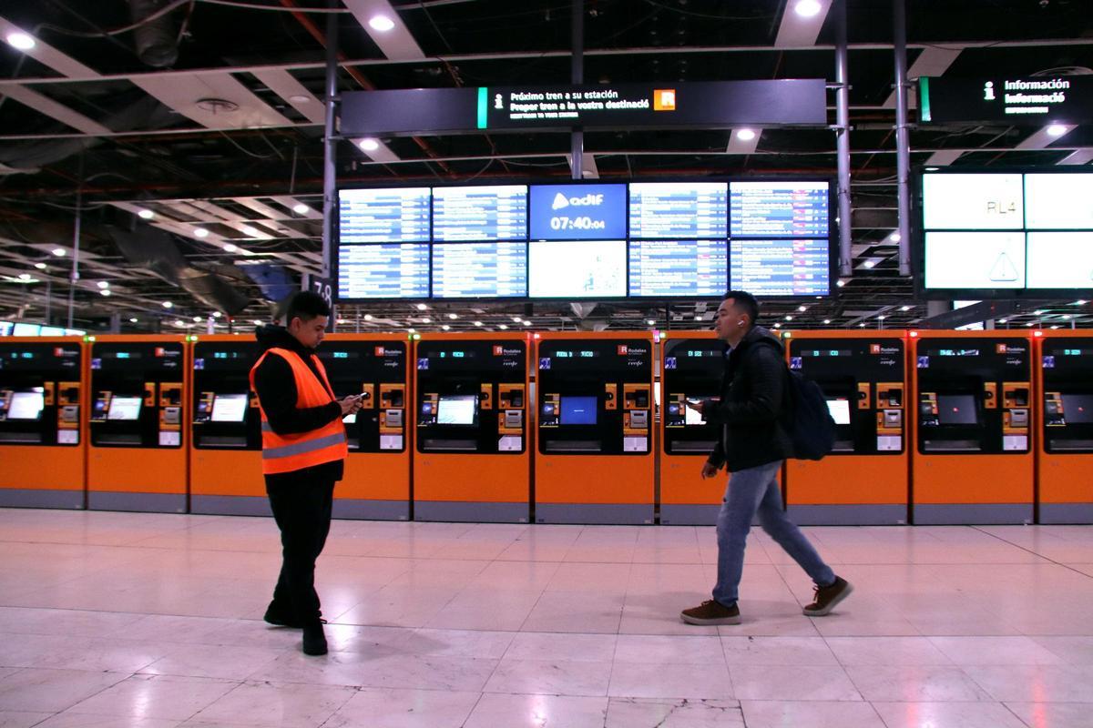 Les màquines de venda de tiquets automàtiques de Rodalies a l'estació de Sants