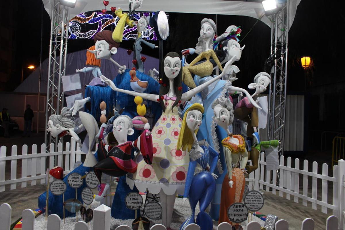 La falla Carrera Malilla-Ingeniero Joaquin Benlloch, original de David Ojeda, es un homenaje al festival de Eurovisión. Con su particular trazo, el artista ha retratado algunos de los intérpretes que han pasado, con distinta suerte, por el festival.