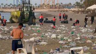 Retiradas 20,8 toneladas de basuras de las playas de Málaga tras la noche de San Juan