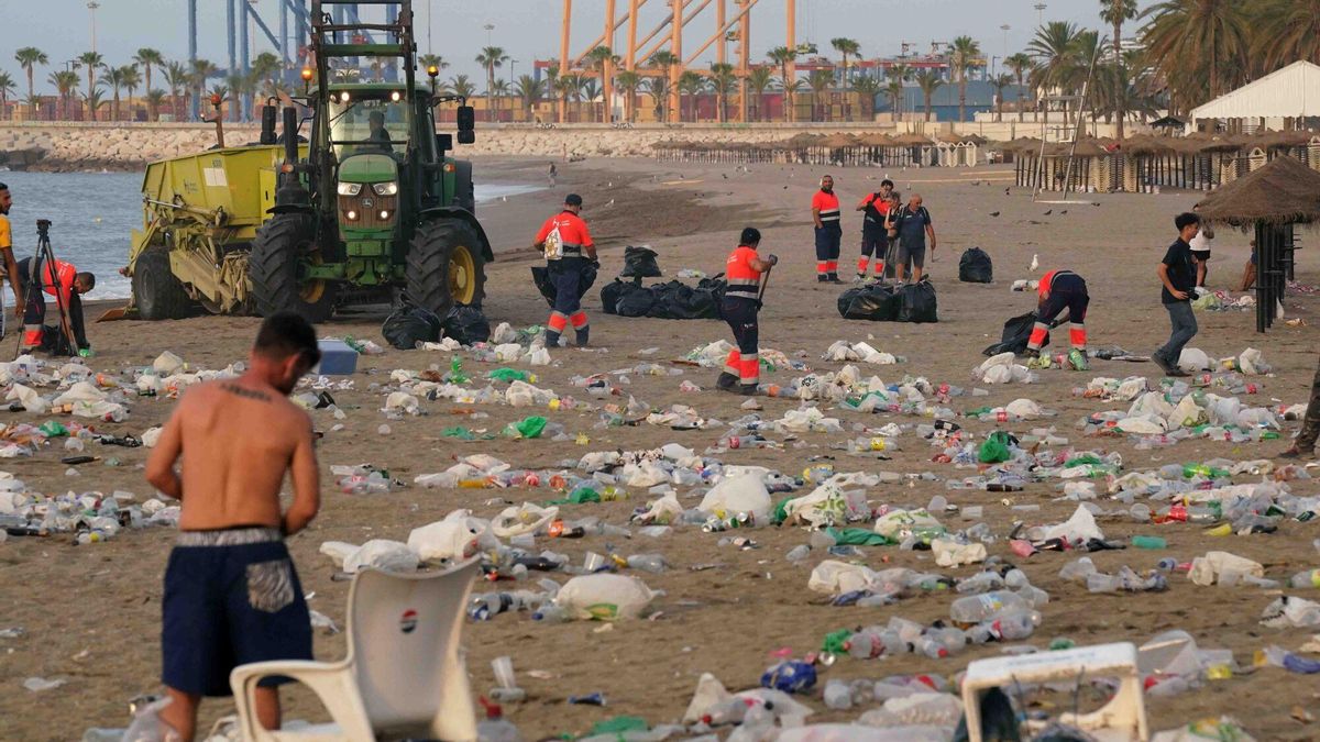 Basura tras la Noche de San Juan en Málaga