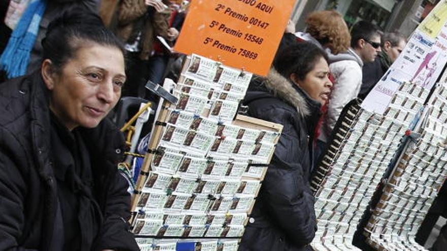 Varias vendedoras de lotería ofrecen sus décimos en la Puerta del Sol de Madrid.