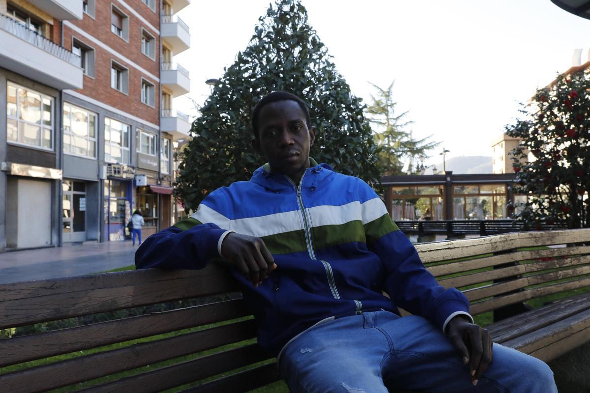 Nouro Keita, posando para LA NUEVA ESPAÑA, en Oviedo.