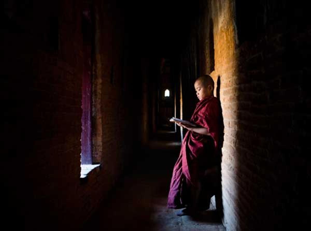 Novicio budista en el interior de uno de los Templos de Bagan.
