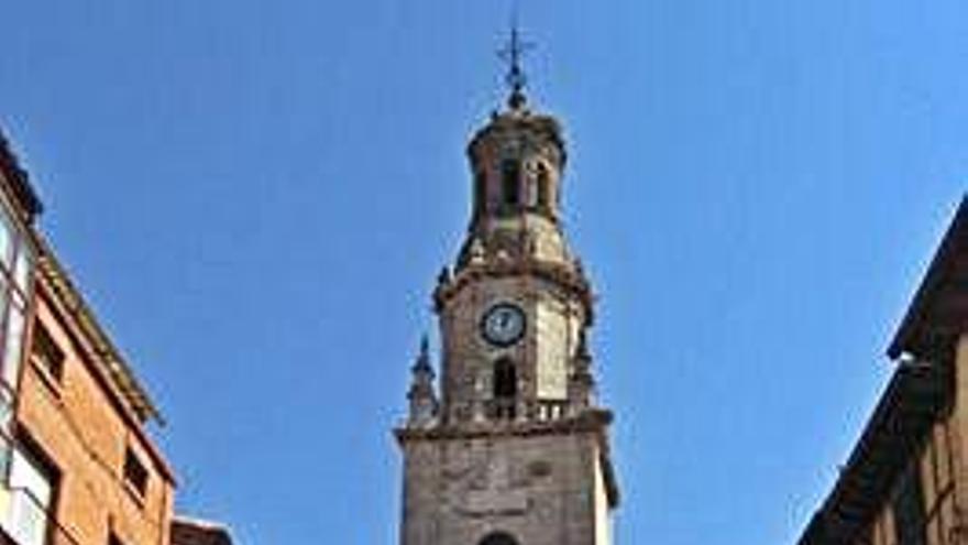 Toresanos pasean por las inmediaciones del Arco del Reloj, construido sobre la Puerta del Mercado.