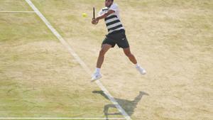 Carlos Alcaraz of Spain plays a return to Jaume Munar of Spain during the Queens Club Tennis Championships in London, Thursday, June 19, 2025. (AP Photo/Kirsty Wigglesworth)