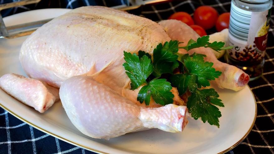 Rentar o no rentar el pollastre cru?: ressorgeix la polèmica sobre què fer abans de cuinar-lo